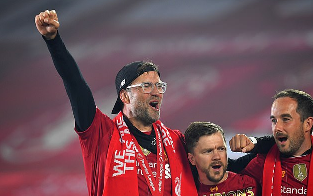 前锋关键时刻进球锁定胜利