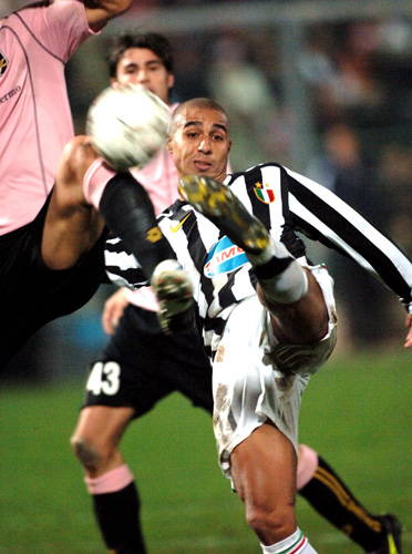 中超赛场争议判罚：VAR判罚引发热议,（VAR判定惹热议：中超赛场争议再起）