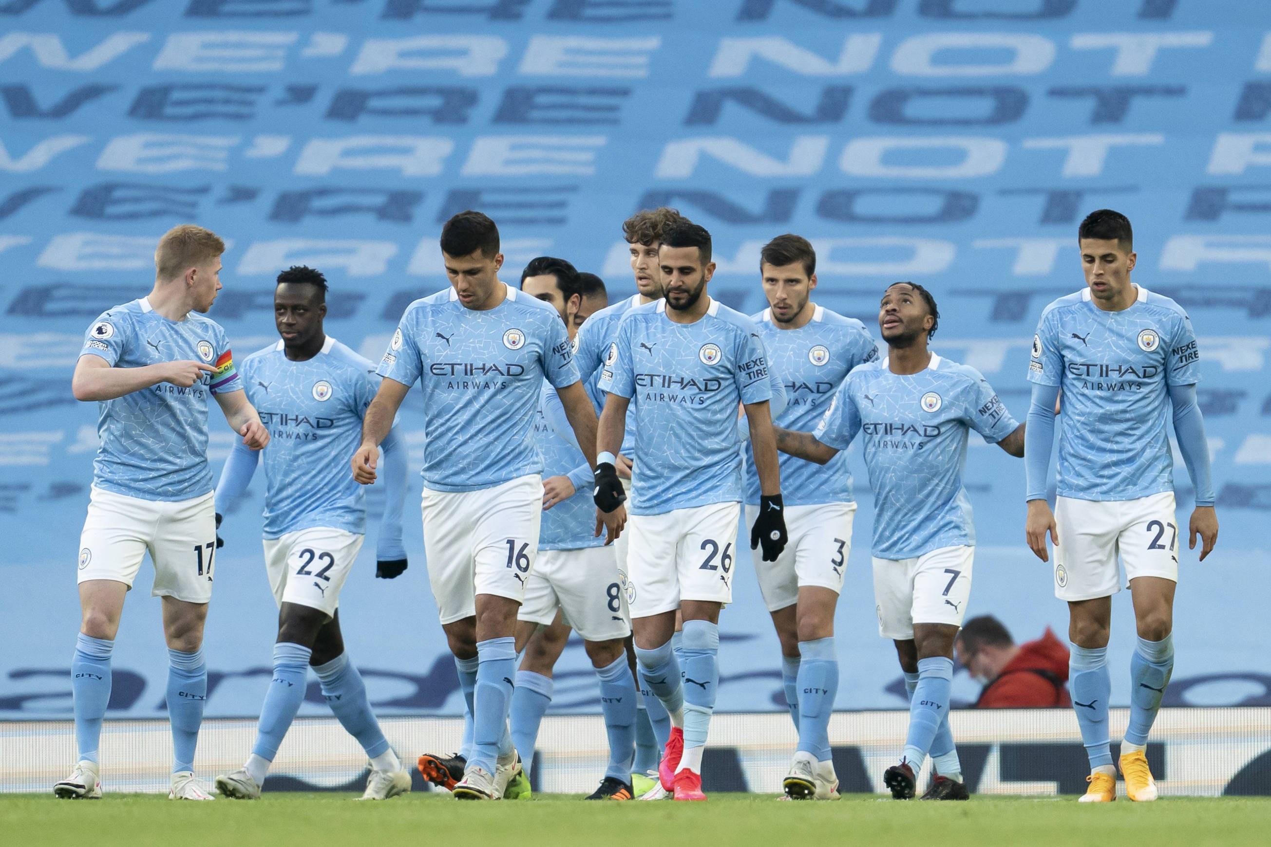 太阳报：B费夺冠面无表情，曼联球迷社媒盛赞他为称职队长（《太阳报》：B费捧杯仍冷面，曼联球迷在社媒齐赞其为合格队长）