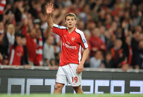 积雪已覆盖球场，加拿大联赛球员在雪战中完成潇洒倒钩得分（大雪封场，加拿大联赛球员雪中倒钩破门）