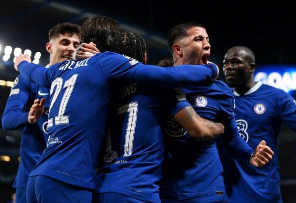 欧文突破防守造成杀伤，制造罚球（欧文强突造犯规，站上罚球线）