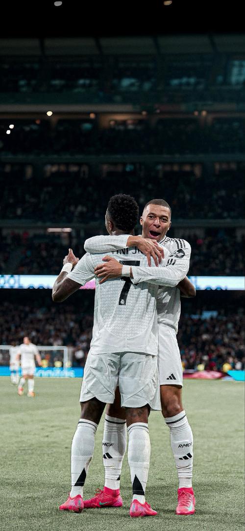 阿隆索命悬一线！皇马主席不满现代足球理念，欧冠生死战或成转折点（皇马主席不满现代足球理念，阿隆索前景岌岌可危：欧冠生死战或成关键转折）