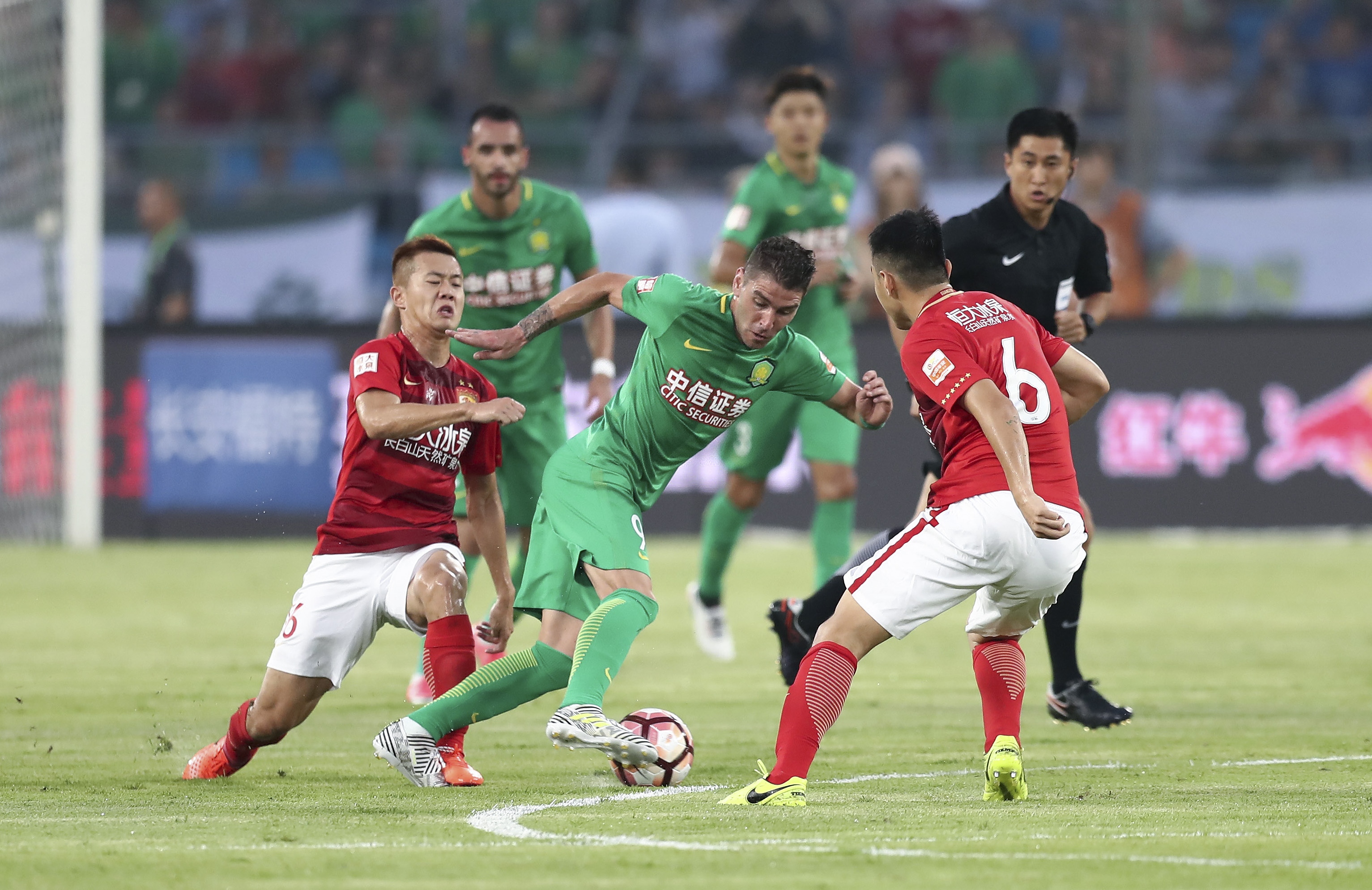 曼联官宣签一门将！阿莫林否认不信任青训，但拒绝保证新帝星能出场（曼联宣布引进门将！阿莫林称信任青训，却不保证新星出场机会）